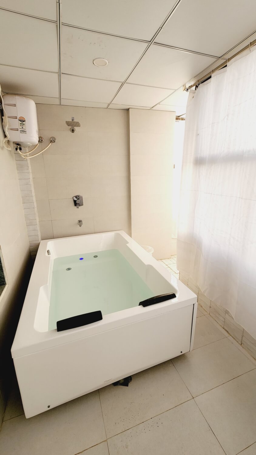 Bath Tub Suite-1